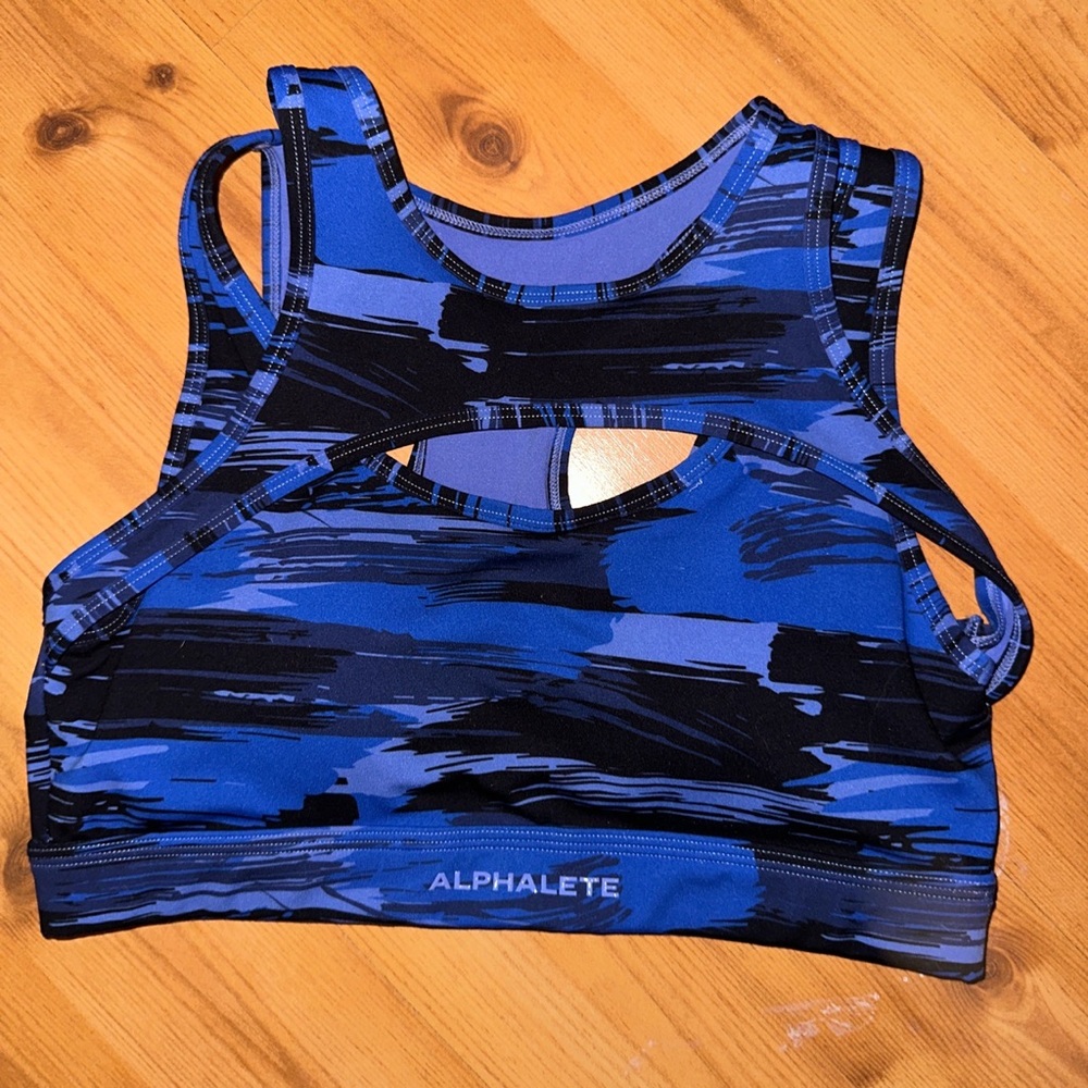 Alphalete Surface Keyhole Sports Bra!! Medium